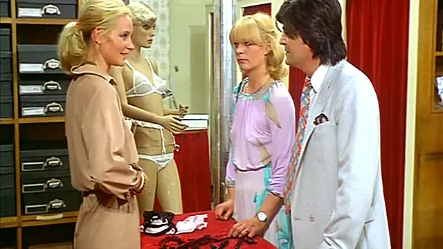 Blond Brünett Dreier, Lingerie Brünette, Abspritzen Auf Dessous, Sperma Aufnahme Dreier