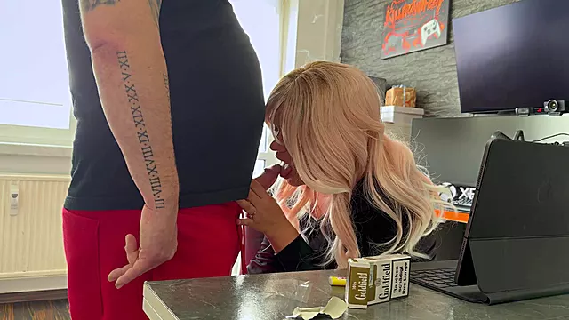 Sutter Pik På Ven, Hjemmelavet Blowjob, Luder Blowjob, Rygende Blowjob, Bedste Ven, Tyske Home