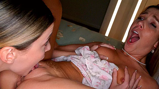 Lesbianas Rubias, Rubias Masturbandose, Rubia Orgasmo, Tetas Morenas, Lesbianas Lamiendose