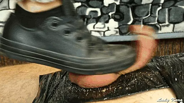 Crushfetisch, Dreckige Stiefel, Fuß Domina, Fetisch Domination, Fussfetisch, Alt Fussfetisch
