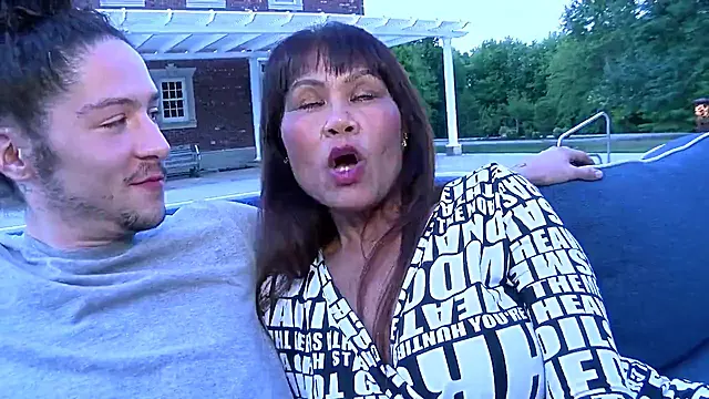 Asiat Interracial, Asiatiske Kvinder, Hængt I Bryster, Modne Store Bryster, Falske Patter