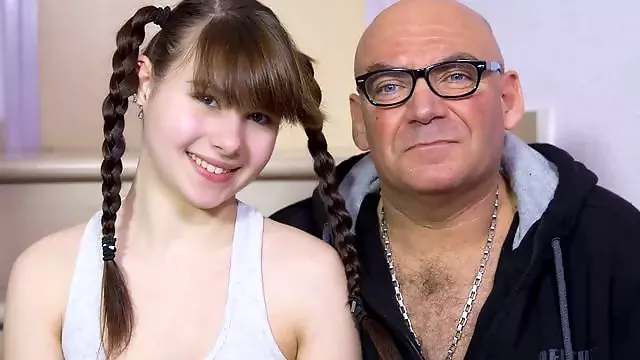 مبلغ بلوند, جوان بلوند, کس لیسی و کس کردن, لیسیدن خایه, خوردن پا, لیسیدن کم سن, سینه دراز, بلوند قدیمی