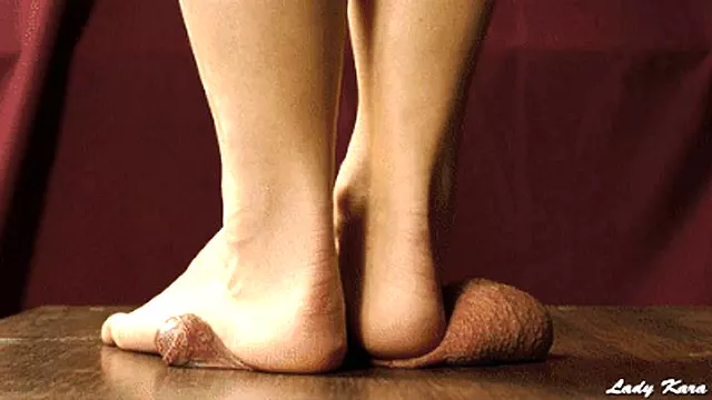 Trample Bold, Kvindelig Dmoinans, Feet Dominans, Kugle I Mund, Footjob Dominans, Slave Fødder