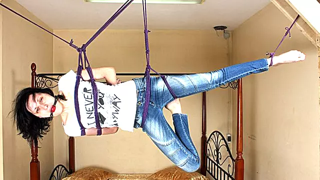 Eier Abgebunden, Gefesselt, Jeans Gefesselt, Gefesselt Gekitzelt, Damenbinde, Ältere Frau Bondage