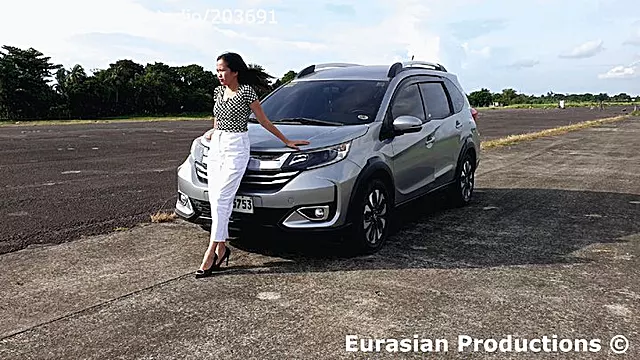 293 - Lacia revving Honda in two different heels
