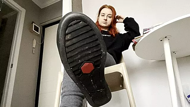 Cizme, Noge Prljave, Fetiš Na Stopala Dominacija, Mom Foot Dominated, Zenska Dominacija, Stopala Ženska
