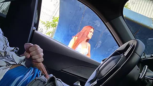 Punheta arriscada ao dirigir avistei uma linda ruiva ficou de olho em minha ere o!