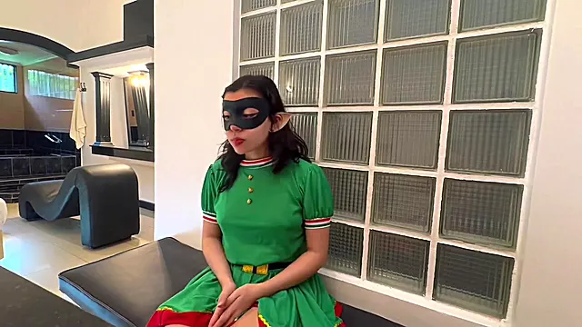 El elfo mal portado har lo que sea para no ser despedido por Santa