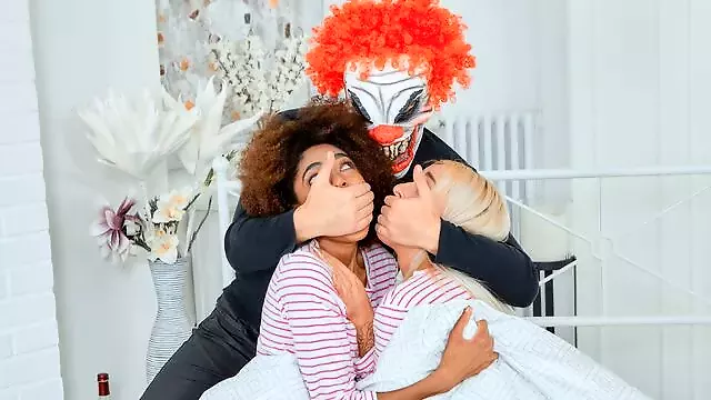 بلوند, پا, بلوند ساق بلند, سه نفره, دوجنسه کم سن, سکس طولانی, بلوند سه نفره, خورد سال, سه نفره مقعد