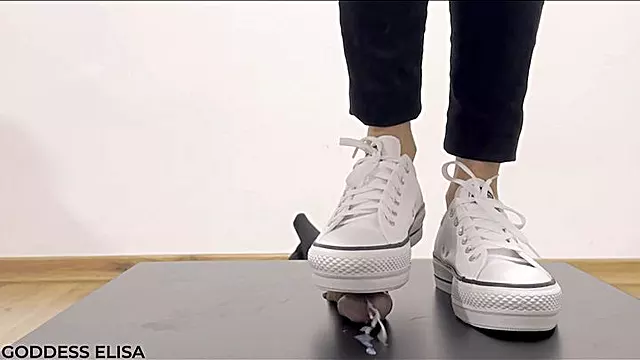 Umiliazione Scarpe, Umiliazione Pene, Calpestare Cazzo, Il Suo Cazzo Nel Suo Culto, Dominazione Femminile