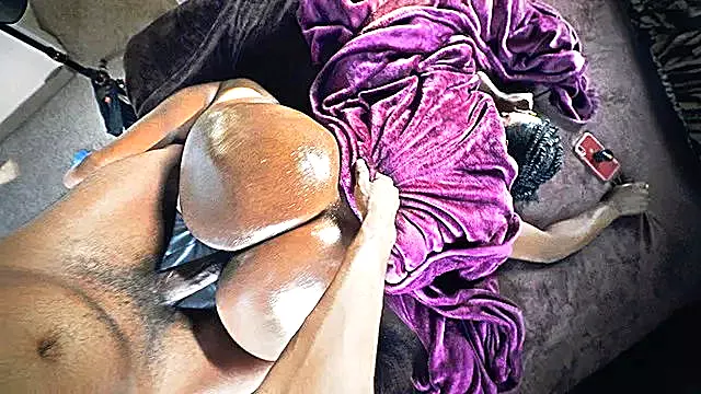 مادر بیاد خونه, پاهای بزرگ سیاه پوست, ساک زدن سیاه پوست, کون سیاه, کف پا, جوردن پا, میلف سیاه از کون