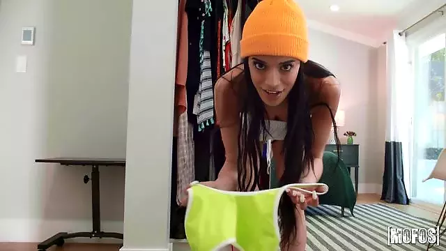 Dreier Mit Babes, Erster Handjob, Zu Groß, Von Hinten, Er Wichst Seinen Schwanz, Lang, Jugendliche Doggy
