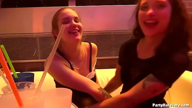 Blond, Nach Der Party, Mädchen Party, Zwei Jungs, Jungs, Blonde Hübsch, Ein Mädchen Gruppe, Blond Und Brunette