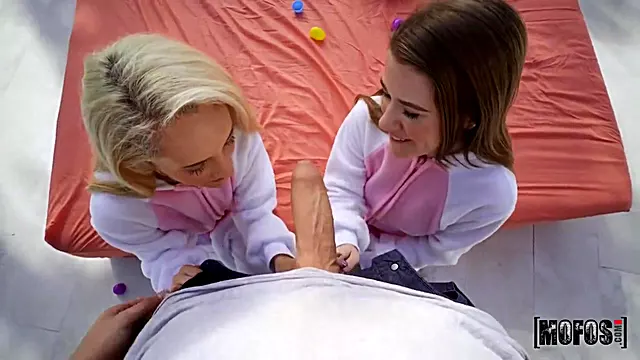 Prsatá Blondýnka, Velké Kozy A Péro, Velka Prsa Cernovlasky, Velké Kozy, Mladé Brunetky, Prsate Cernovlasky