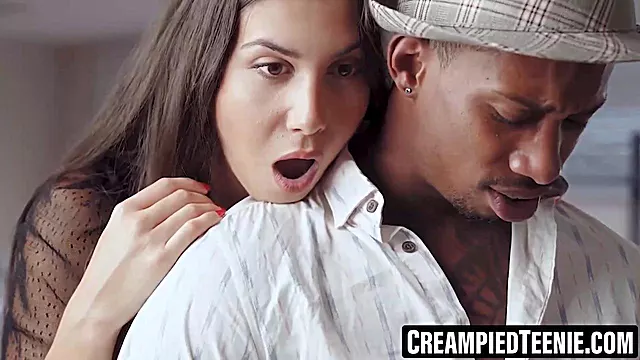 Giovani Tettone, Tettone Naturali Lick Pussy, Pompino Creampie, Cazzo Grosso, Prima Sega, Sborra Dalla Figa
