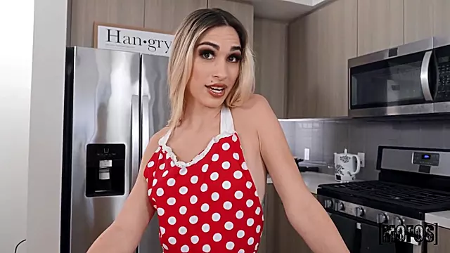 Cookies And Pussy With Delilah Day
