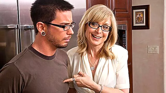 Tettone Sex, Big Cock Missionari, Mega Sesso, Appese Per Le Tette, Scopa Mamma Amico Tette Grandi