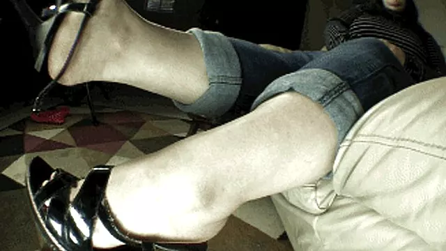 E Deut, Gewölbte Füße, Dangle Feet, Fussfetisch, Stiefel Füße, Füße Riechen, Fußfetisch Pov, Stiefel