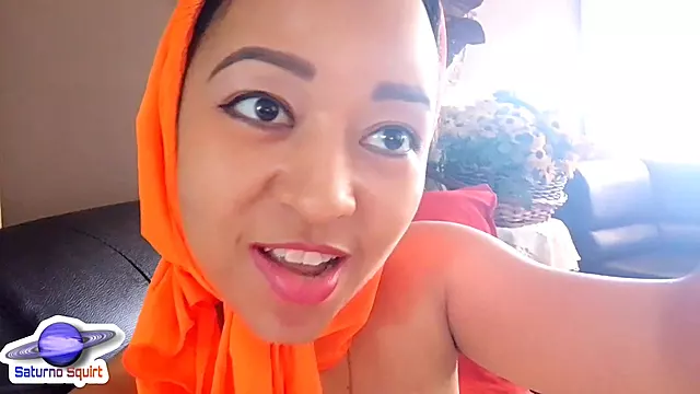 Saturno Squirt Bellydancer In Quick Penetration Of Her Hairy Pussy And Playing With Her Feet