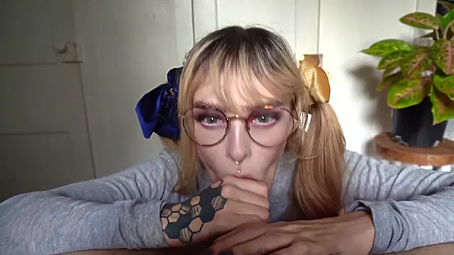 Tatuoitu Blondi, Teini Blondi, Teini Syvä Kurkku, Kurkku, Letit Teini, Suihinotto, Imi Hänen Oma Kukko