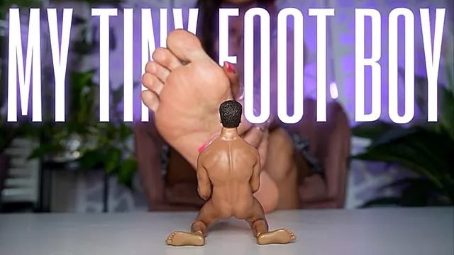 My Tiny Foot Boy [GIANTESS + FEET]
