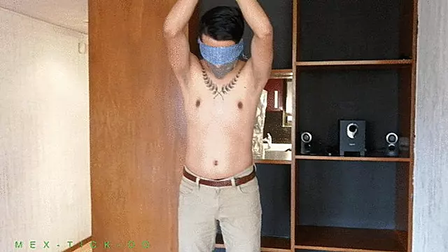 Blindfold Und Knebel, Mann Hat Augen Verbunden, Geknebelt Und Gekitzelt, Erniedrigung Männer