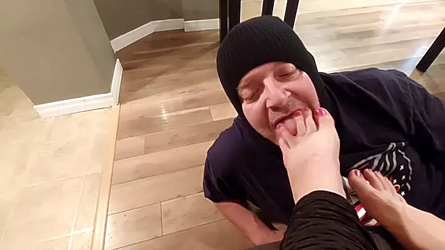 Milf Amatör, Slav Amatör, Undergiven Amatör, Amatör Suger, Feetslav, Fot Fetish, Fötter, Slav Milf