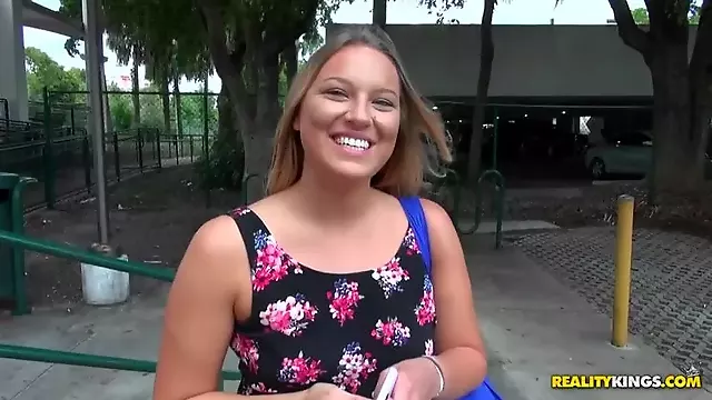 Sisate Plavuse Sa Velikom Buljom, Sisanje Velikih Sisa, Plavuša Puši Kurac, Plavusa Sise