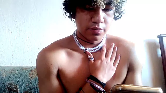 New plump Ikaoss gives an ASMR session featuring a six-pack
