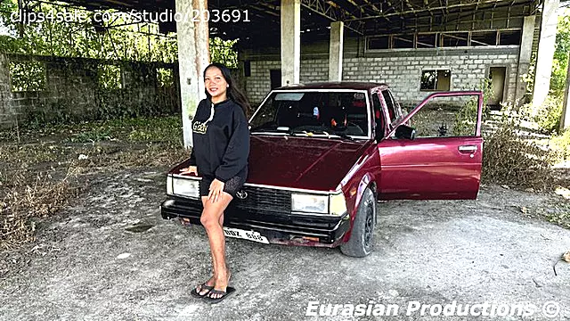 319 - Lisa inspecting old DX