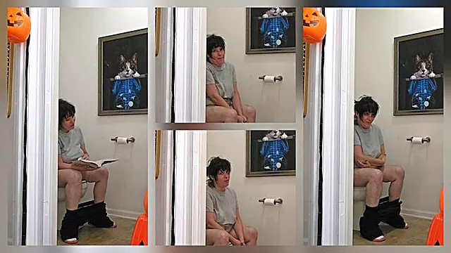 Crnac I Brineta, Devojka Pišanje Wc, Cure Pisaju