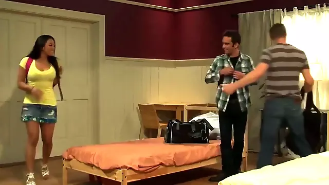 Prsate Cernovlasky, Kozy, Výstřik Na Kozy, Tvrde Prsa, Velka Prsa Cernovlasky, Velká Prsa Hardcore
