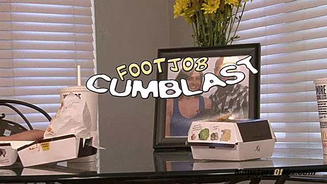 CFNM Hottie Gets Foot Fucked HUGE Cumload