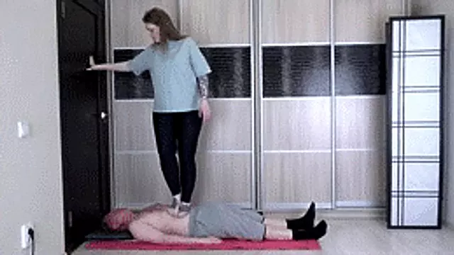 Renee - barefoot trampling 4K