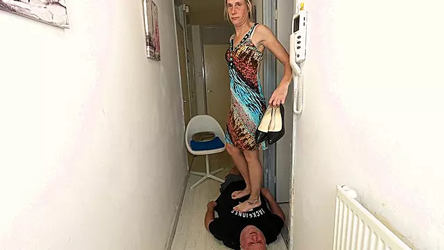 Dominazione Piedi, Piedi Tacchi, Calpestare Con I Piedi, Tacchi, Trampling Tacchi, Piedini