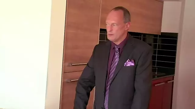 Lastenvahti Teini, Sucking For A Cumshot, Britti, Cum Teini, Takaapäin, Eka Kerta Suihinotto