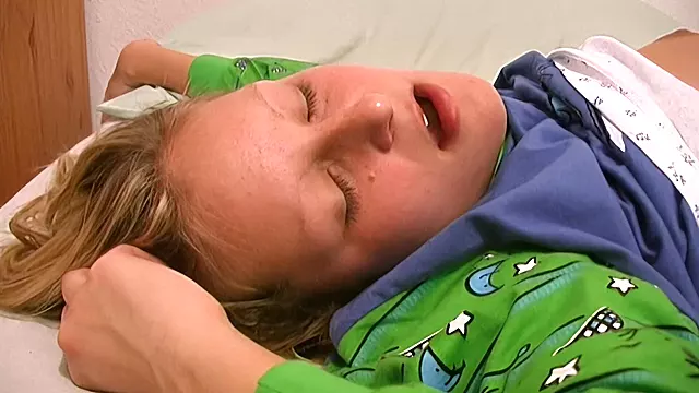 Teen Stor Pik, For Stor Pik I Fissen, Unge Naturlige Bryster, Sutte Pik Og Finger, Par Fingering