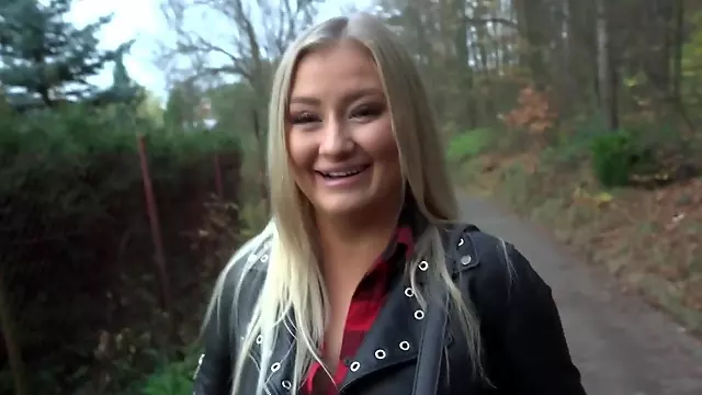 Seksowne Dzinsy, Piekne I Ostro, Blondynka Robi Loda, Palcówka Blondynki, Cyckiem W Cipke