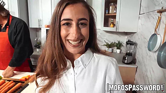 Ragazza Bruna Si La, Tette Piccole Brunette, Sborra Sule Tette Piccole, Sborrata Sulle Tette