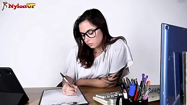 Teen Dirf, Adolescente Brunetta, Piedi Fetish, Piedini, Piante Di Piedi, Piedi Teen, Piedi Sotto Al Tavolo