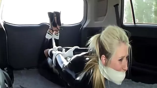Bdsm Sklave, Titten Bdsm, Latex Dicke Titten, Grosser Naturbusen Draussen, Blond Latex, Bondage Fetisch