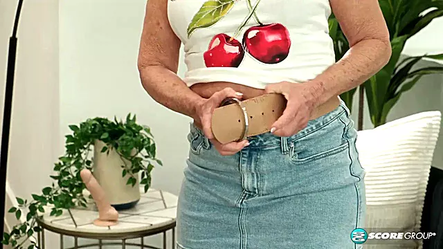 Elara Elis, 62, wants you to enjoy her fine, fuckable ass and mature pussy