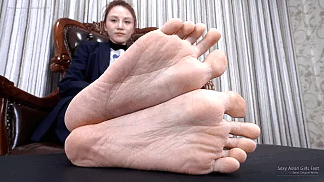 The beautiful young Asian woman Lijiaen shows off her sexy feet8 HD