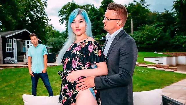 ساک زدن پستون گنده, دهانی سینه بزرگ, ساک زدن زن میانسال, مو آبی, سینه مودار, کیر مودار, سه نفره پر مو
