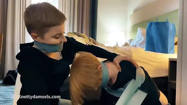 Esmer Dövmeli, Bağlı, Yaşlı Ayak Fetişi, Kafa, Ayak Fetiş, Lezbiyen Ayak, Lezbiyen, Kacasinin Yaninda