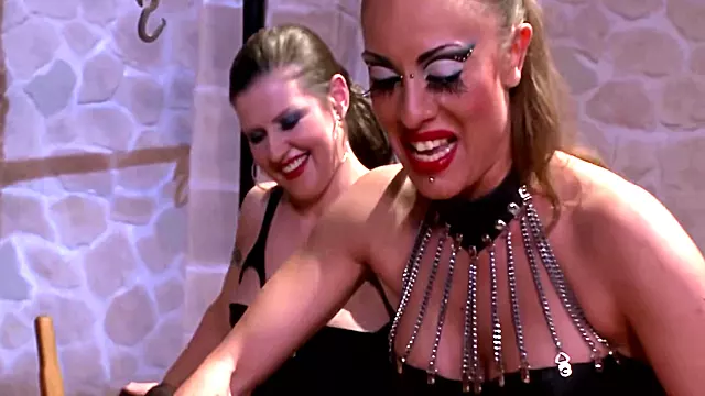 Lesben Bdsm, Bdsm Sklave, Blond Dreier, Blonde Sclave, Brünett Dreier, Lesben Knebel, Mutter In High Heel