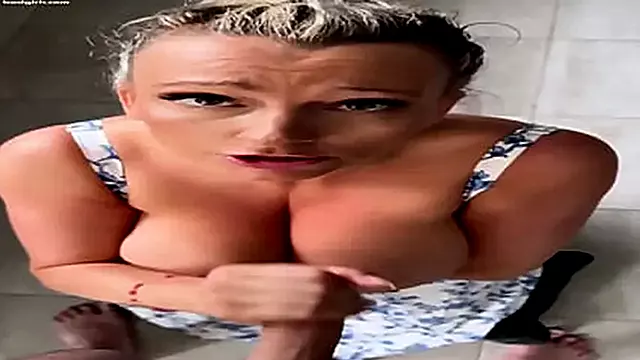 Zrale Velke Kozy, Blond Veľké Kozy Výstrek, Veľké Prsia Mamu Fajčenie, Blondínky, Výstrek Prsia