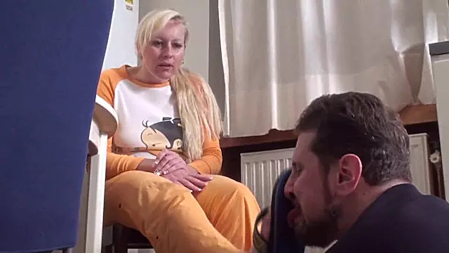 Blond Milf, Blond Teen Milf, Brünette Blowjob, Fersen Brunette, Femdom Deutsch, Deutsche Milf