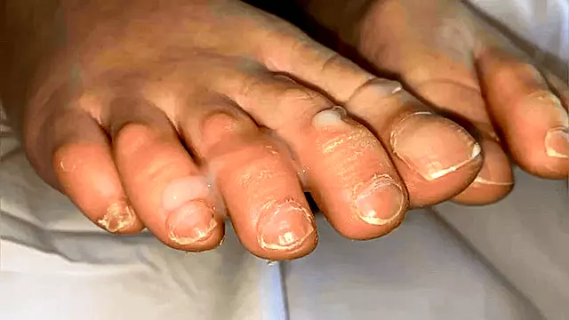 JERK OVER BARE NICOLES TOES - FULL HD