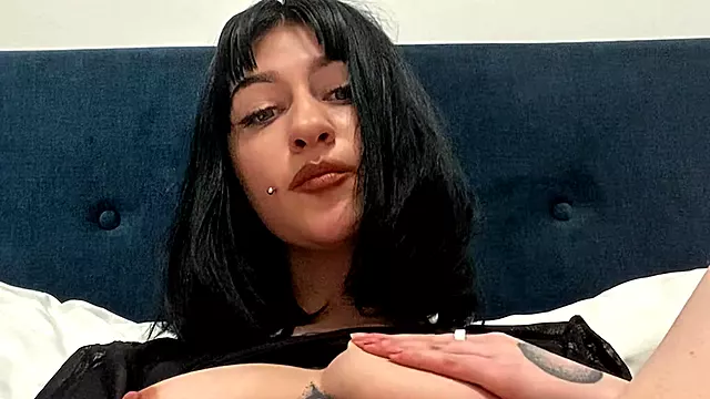 The Girl Teaches How to Properly Masturbate Pussy When There Is No Dildo